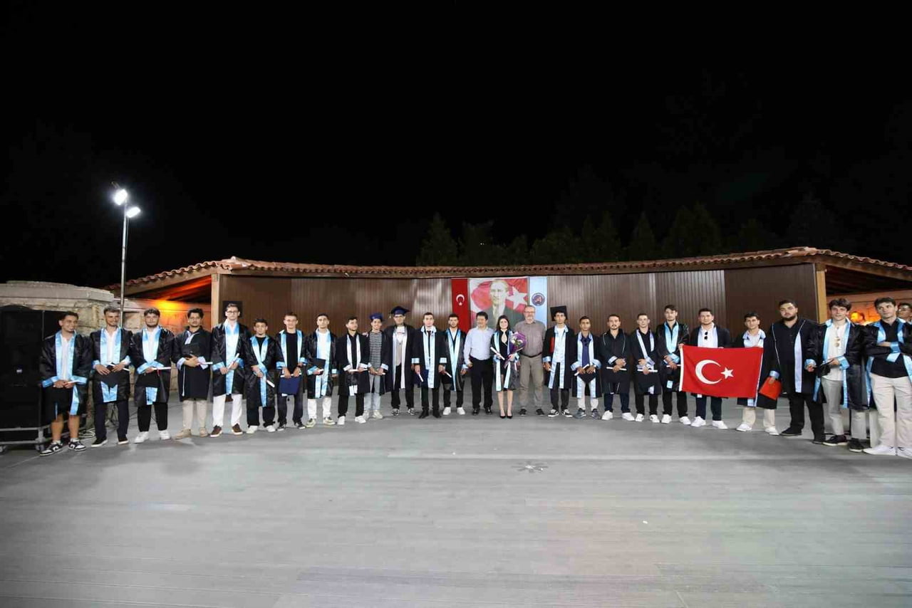AKDENİZ ÜNİVERSİTESİ TEKNİK BİLİMLER MESLEK YÜKSEKOKULU MEZUNİYET TÖRENİ OLBİA AÇIK HAVA...
