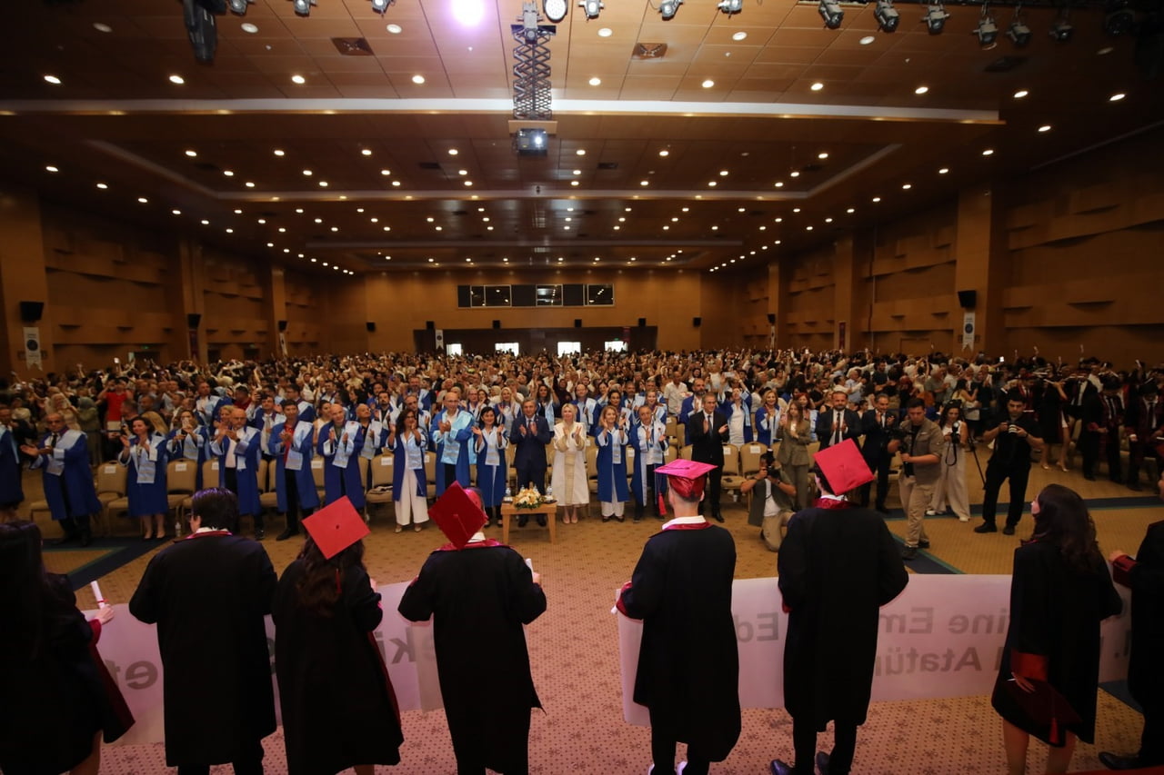 AKDENİZ ÜNİVERSİTESİ TIP FAKÜLTESİ 2025-2026 EĞİTİM ÖĞRETİM YILI MEZUNİYET TÖRENİ BÜYÜK BİR...