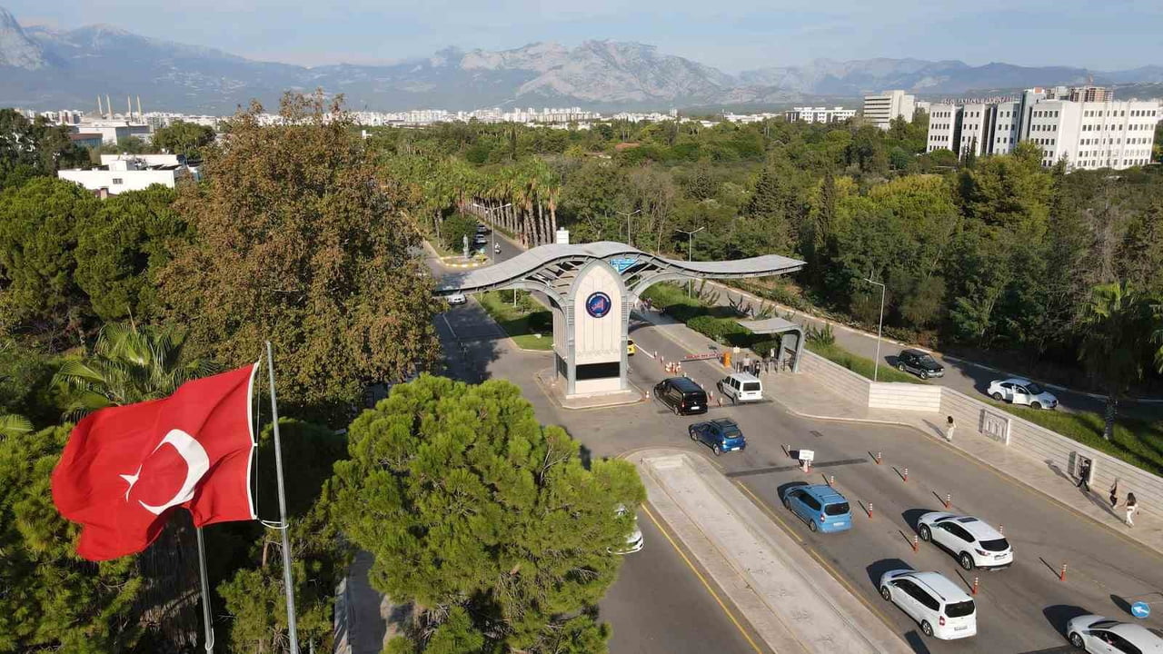 AKDENİZ ÜNİVERSİTESİ, URAP 2025-2026 DÜNYA ÜNİVERSİTE SIRALAMASINDA GEÇEN YILA GÖRE 40 BASAMAK...