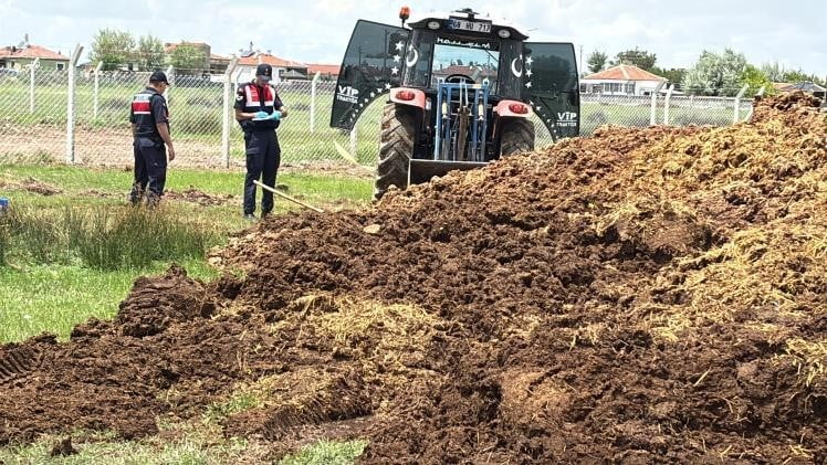 AKSARAY'DA GÜBRE DOLU RÖMORKU BOŞALTMAYA ÇALIŞTIĞI SIRADA BİR ANDA KAPAĞIN AÇILMASIYLA DÖKÜLEN...