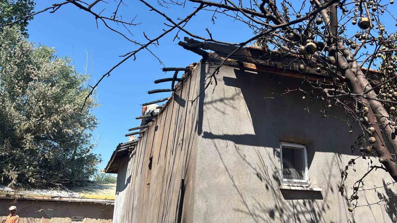 AKSARAY'DA MÜSTAKİL EVİN BAHÇESİNDE TUTUŞAN KURUMUŞ OTLAR EVE SIÇRAYARAK YAKTI.