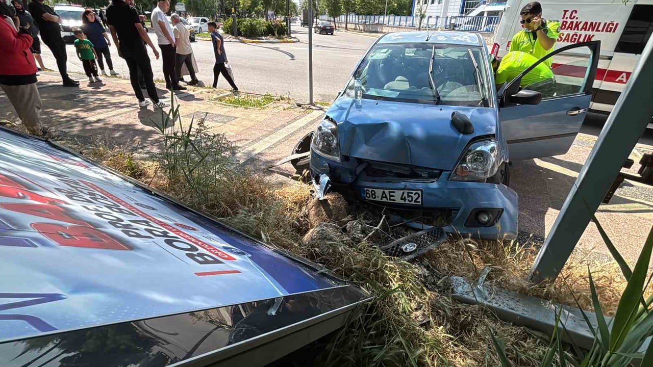 AKSARAY'DA SÜRÜCÜSÜNÜN DİREKSİYON HAKİMİYETİNİ KAYBETTİĞİ OTOMOBİL KALDIRIMA ÇIKIP REKLAM...