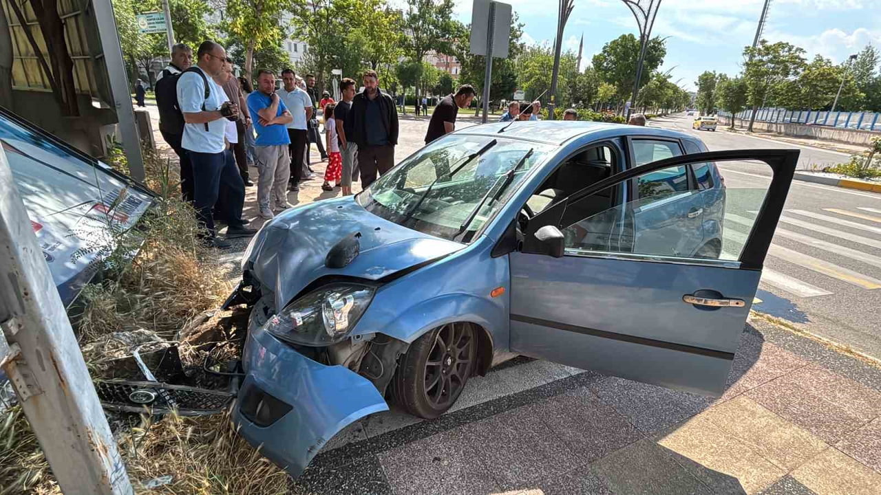 AKSARAY'DA SÜRÜCÜSÜNÜN DİREKSİYON HAKİMİYETİNİ KAYBETTİĞİ OTOMOBİL KALDIRIMA ÇIKIP REKLAM...