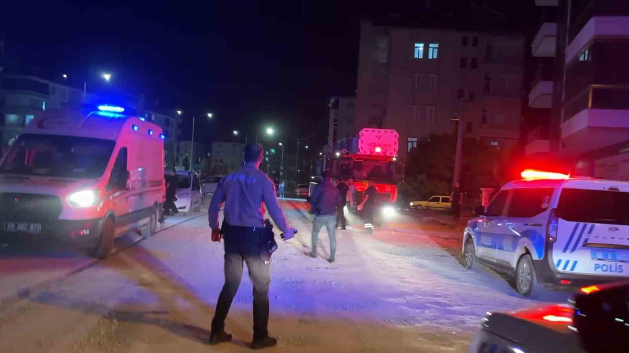 AKSARAY’DA BALKONA ÇIKIP İNTİHAR GİRİŞİNDE BULUNAN ÇOCUK POLİS EKİPLERİNCE İKNA EDİLEREK...