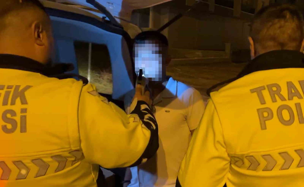 AKSARAY’DA DİREKSİYON HAKİMİYETİNİ KAYBEDİP DÖNEL KAVŞAĞA ÇARPARAK DURABİLEN GENÇ SÜRÜCÜ, ÖNCE...