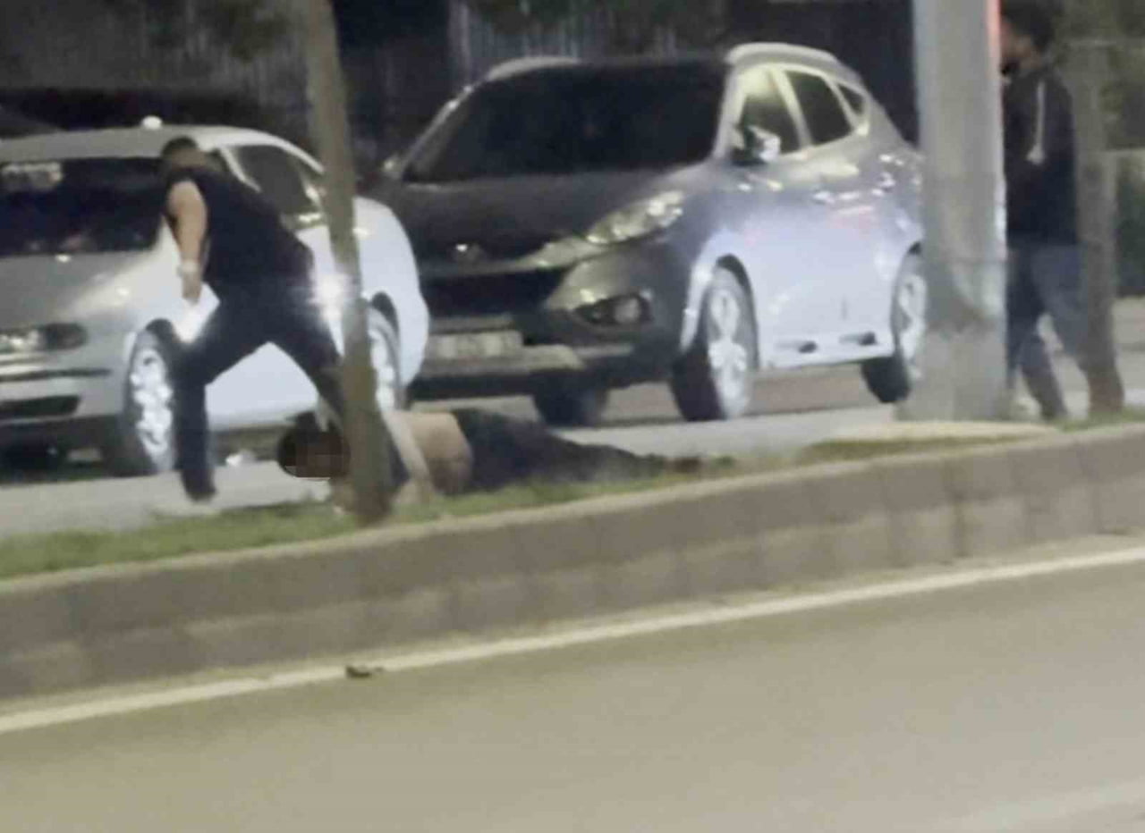 AKSARAY’DA ELİNDEKİ BIÇAKLA ÇEVREYE SALDIRAN ŞAHSI TOKATLA YERE SEREN BAŞKA BİR ŞAHIS BAYGINLIK...
