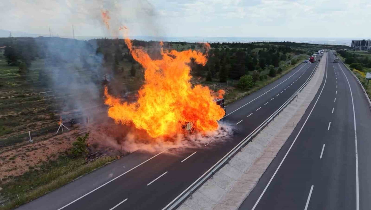 AKSARAY’DA ENERYA DOĞALGAZ ŞİRKETİNE AİT DOĞALGAZ TÜPÜ YÜKLÜ TIR GAZ KAÇAĞI NEDENİYLE ÖNCE PATLADI...