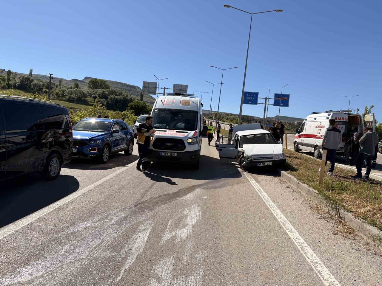 AKSARAY’DA OTOMOBİLİN MİNİBÜSE ÇARPMASI SONUCU MEYDANA GELEN TRAFİK KAZASINDA 8 KİŞİ YARALANDI....