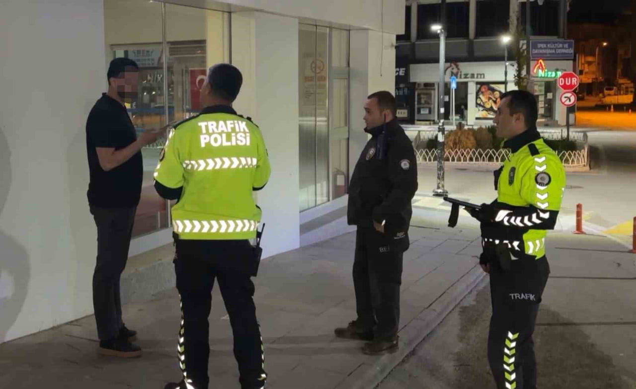 AKSARAY’DA POLİSİN UYGULAMASINDA ALKOL METREYE ÜFLEMEYEN SÜRÜCÜ POLİS EKİPLERİNE ECEL TERİ...