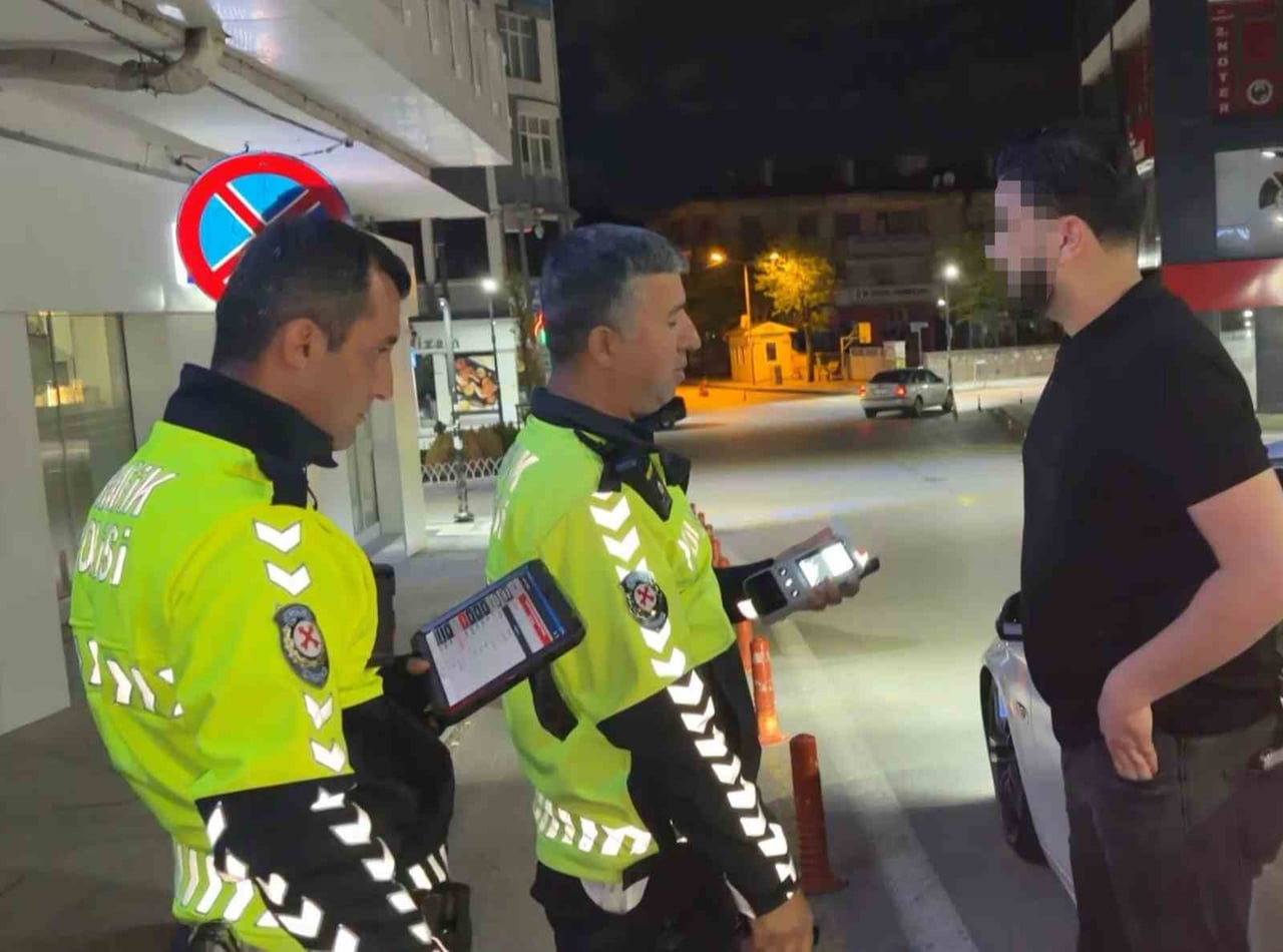AKSARAY’DA POLİSİN UYGULAMASINDA ALKOL METREYE ÜFLEMEYEN SÜRÜCÜ POLİS EKİPLERİNE ECEL TERİ...