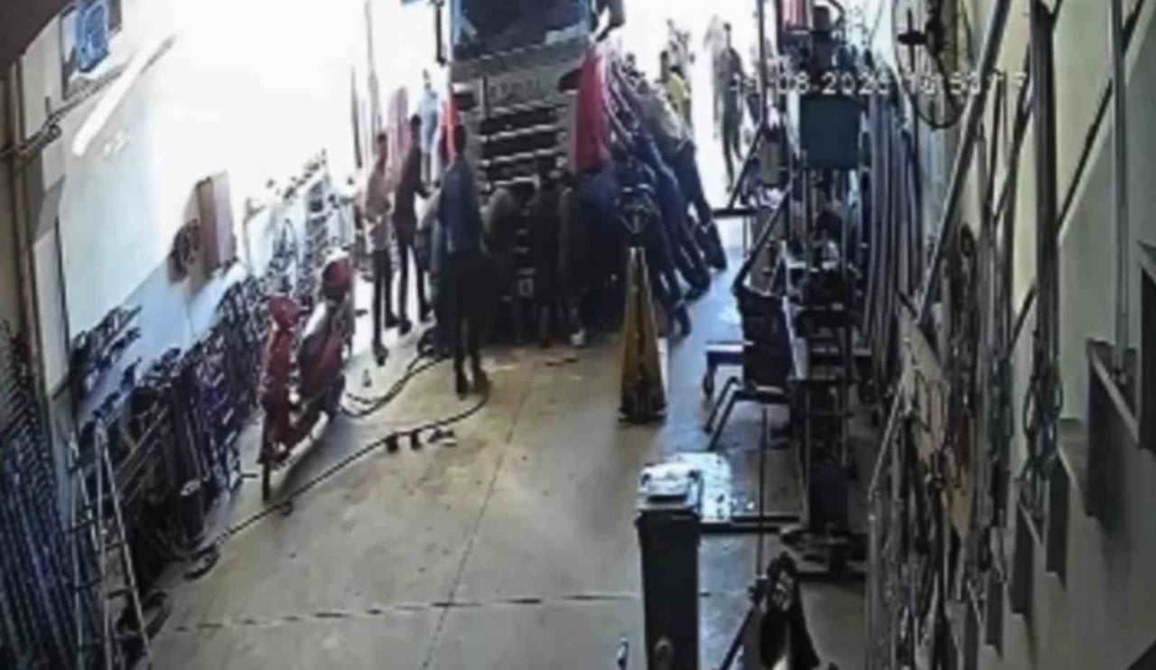 AKSARAY’DA TAMİR ESNASINDA LİFİN HİDROLİĞİ BOŞALMASI SONUCU TIRIN ALTINDA KALAN BABA VE OĞLU...