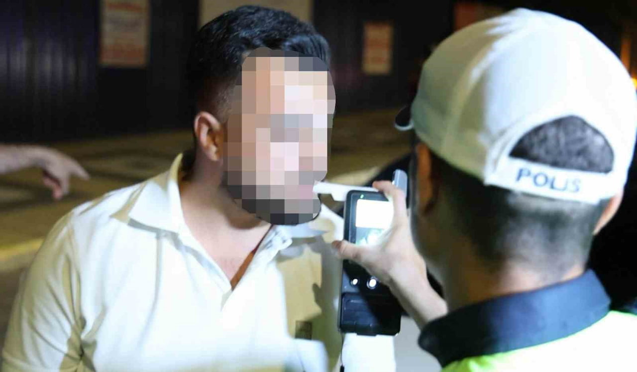 AKSARAY’DA YASA SINIRDA ALKOLLÜ AMA EHLİYETSİZ OLARAK GEÇTİĞİ DİREKSİYON BAŞINDA POLİSE YAKALANAN...