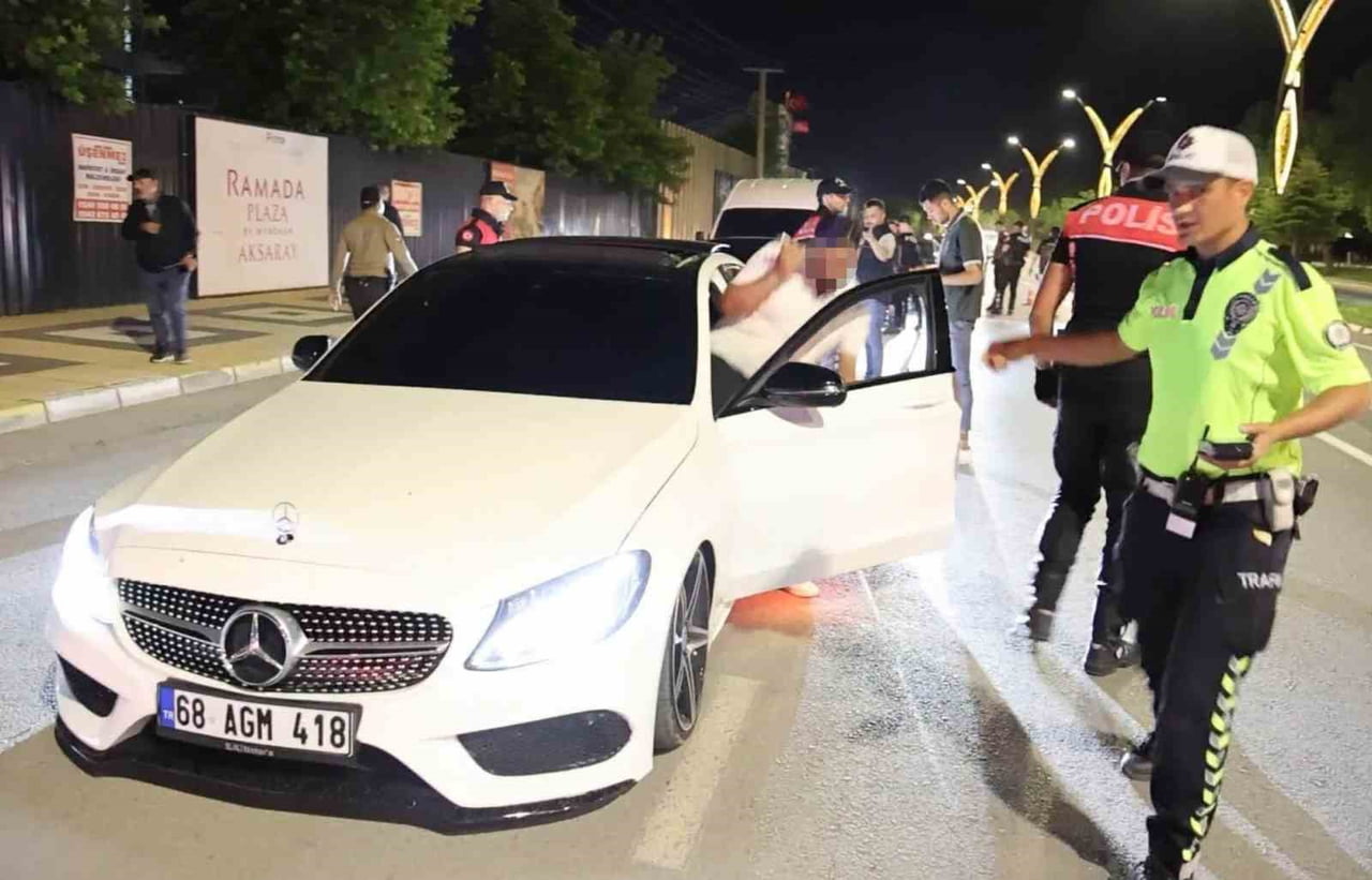 AKSARAY’DA YASA SINIRDA ALKOLLÜ AMA EHLİYETSİZ OLARAK GEÇTİĞİ DİREKSİYON BAŞINDA POLİSE YAKALANAN...
