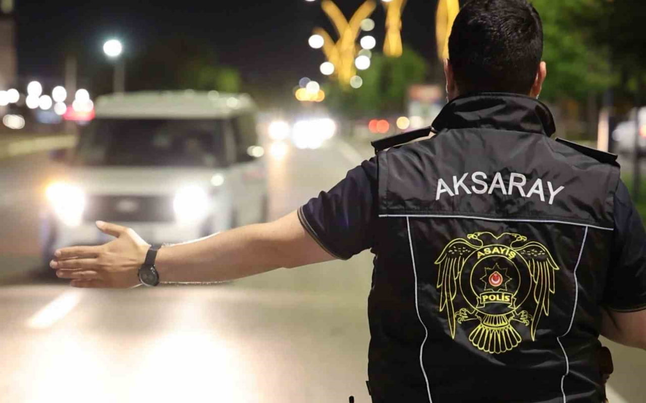 AKSARAY POLİSİ GECE YARISI "HUZURLU SOKAKLAR" ADI ALTINDA ŞOK UYGULAMA BAŞLATTI. 3 AŞAMALI OLARAK...