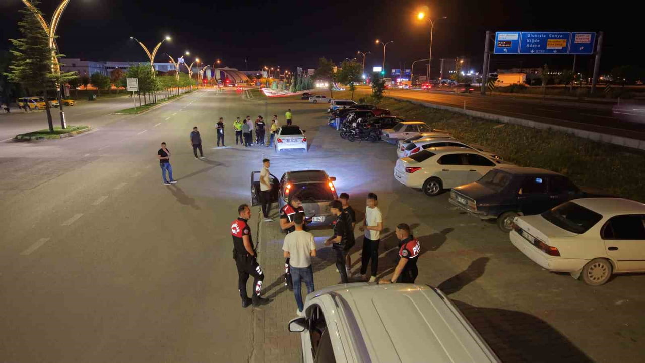 AKSARAY POLİSİ, GECE YARISI ŞEHİR GENELİNDE YAPTIĞI ŞOK UYGULAMA İLE TÜM ARAÇ VE ŞAHISLARI DİDİK...
