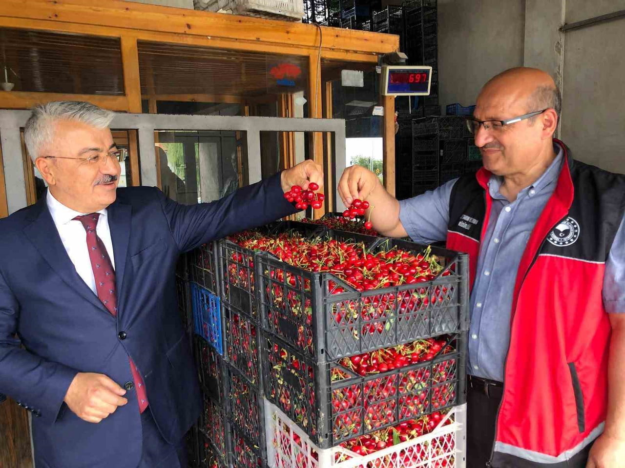 AKŞEHİR KAYMAKAMI MUSTAFA YİĞİT (SOLDA) İLE AKŞEHİR İLÇE TARIM VE ORMAN MÜDÜRÜ HALİL İBRAHİM ÖNDER...