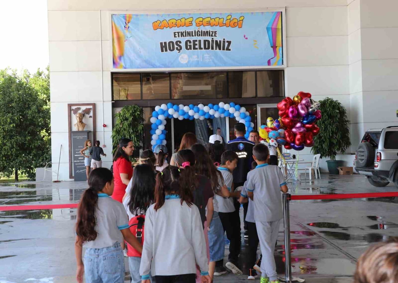 AKSU BELEDİYESİ TARAFINDAN ANFAŞ FUAR ALANI’NDA DÜZENLENEN KARNE ŞENLİĞİ, YÜZLERCE ÇOCUK VE...