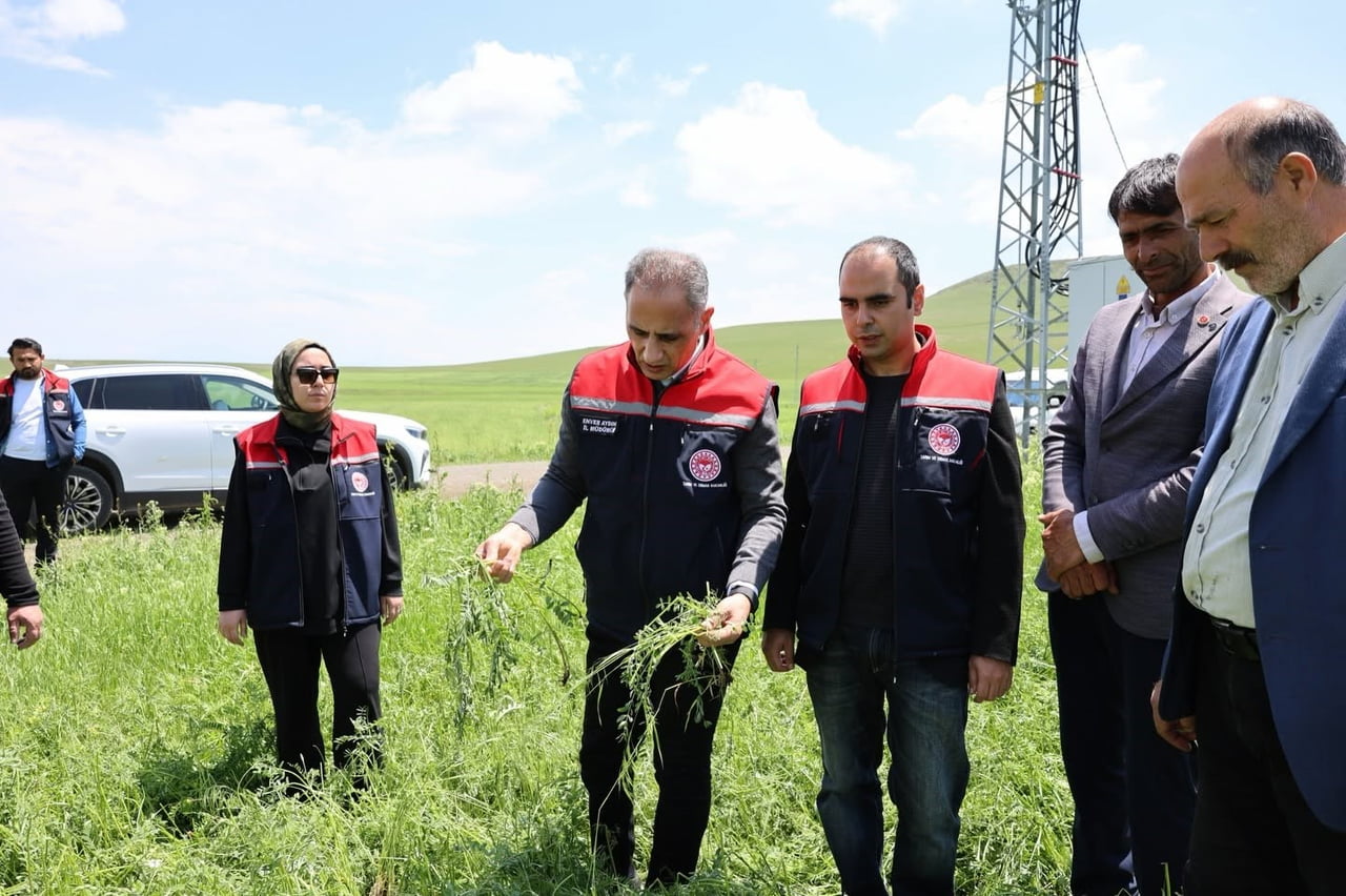 AKYAKA’DA DOLU YAĞIŞI TARIM ARAZİLERİNİ VURDU: HASAR TESPİT ÇALIŞMALARI...