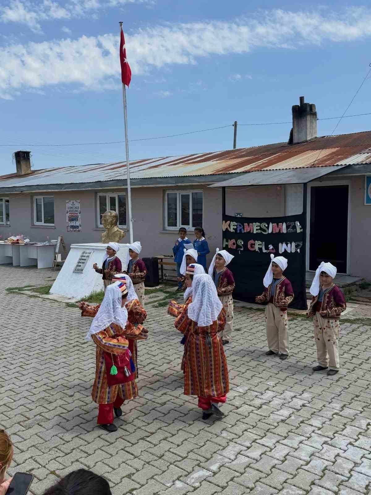 AKYAKA KAYMAKAMI İSMAİL DEMİRTAŞ’TAN KÖY OKULLARINA YAKIN İLGİ(KARS-İHA)