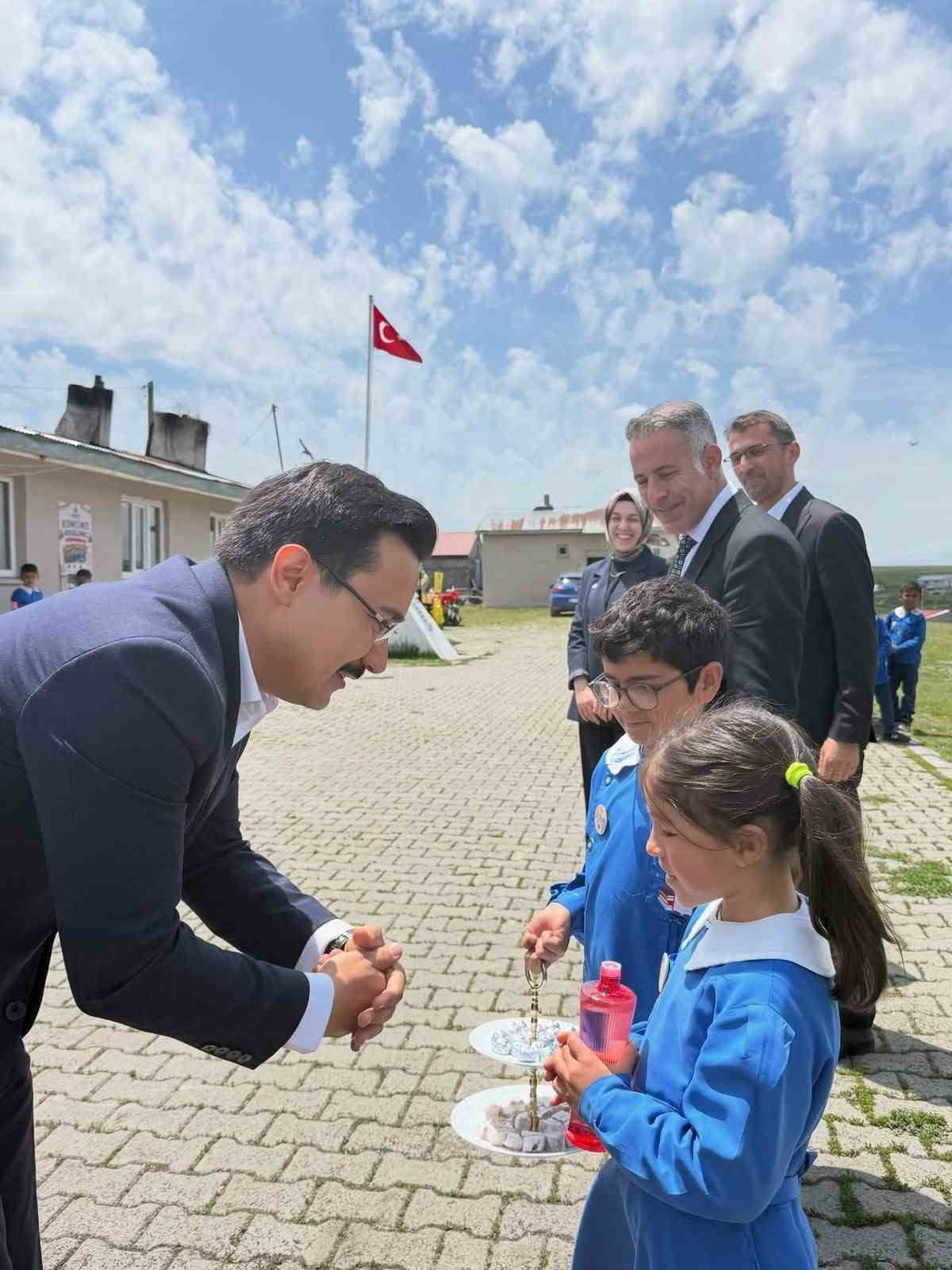 AKYAKA KAYMAKAMI İSMAİL DEMİRTAŞ’TAN KÖY OKULLARINA YAKIN İLGİ(KARS-İHA)
