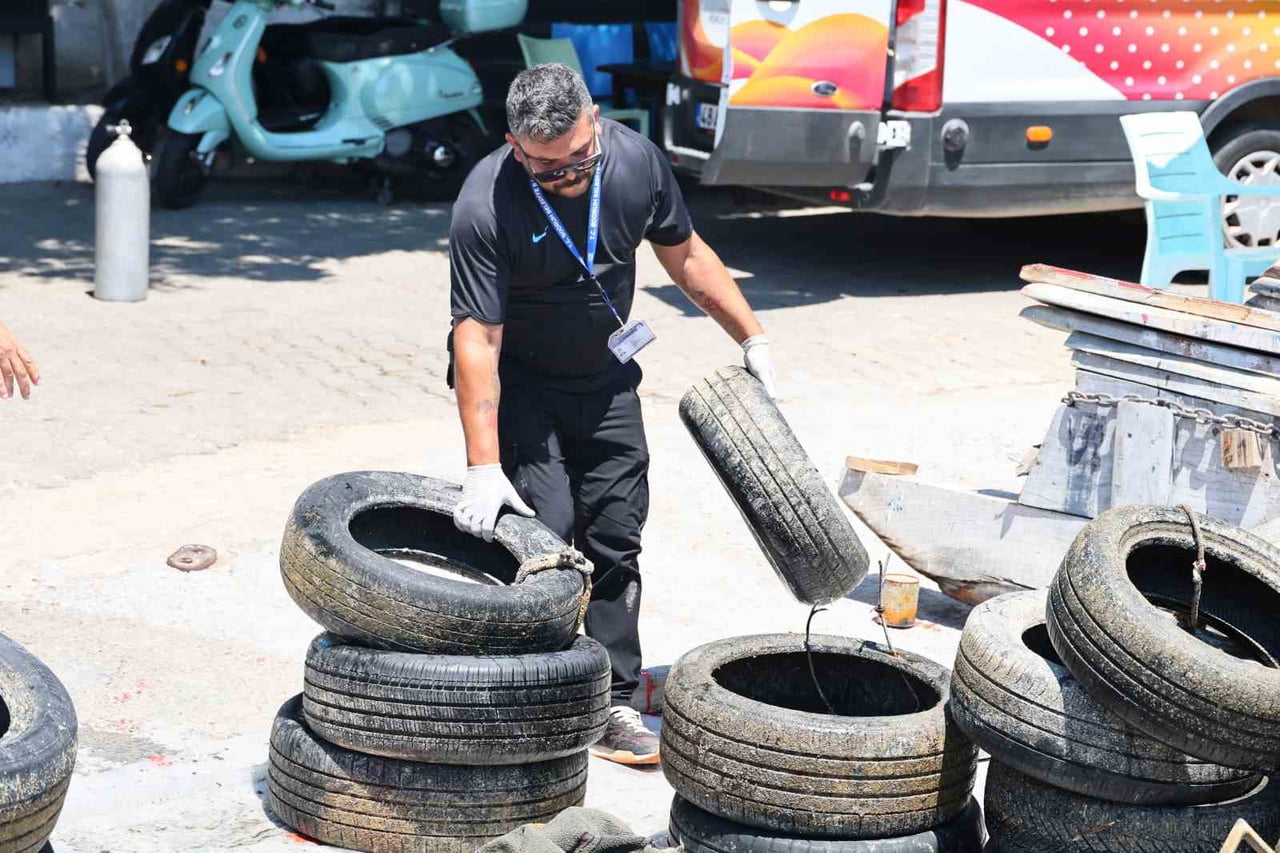 AKYARLARDA DENİZ NEFES ALDI; DENİZ DİBİNDE 1 TON ÇÖP ÇIKTI