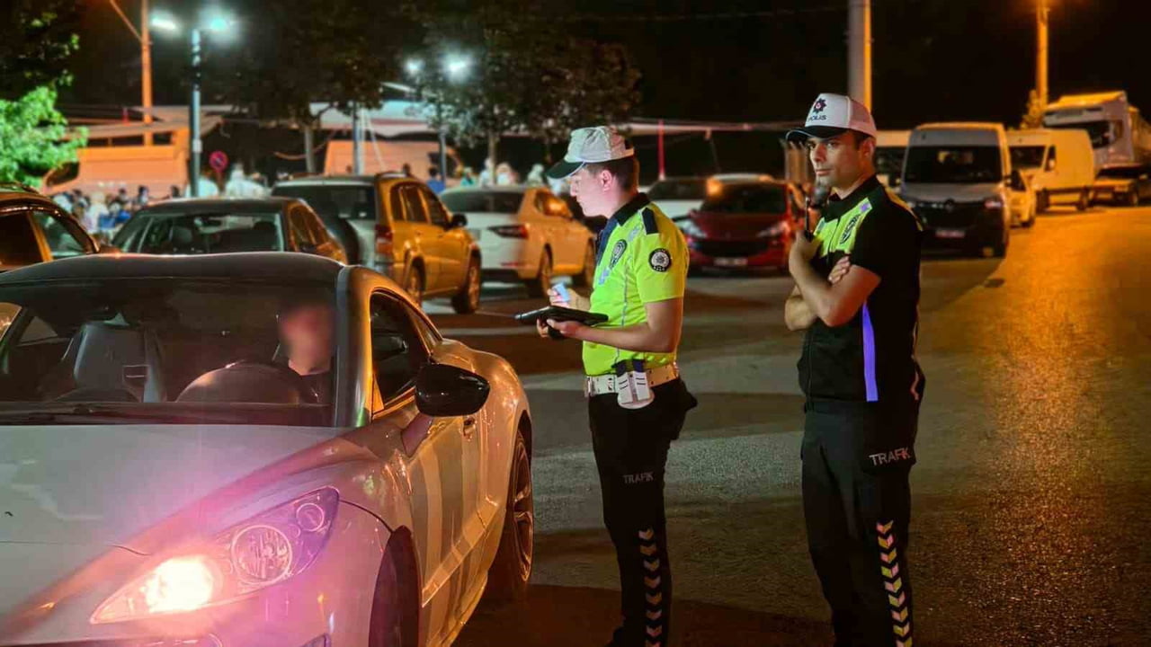 AKYAZI İLÇESİNDE POLİS EKİPLERİNCE GERÇEKLEŞTİRİLEN HUZUR VE GÜVEN UYGULAMASINDA 30 ARAÇ...