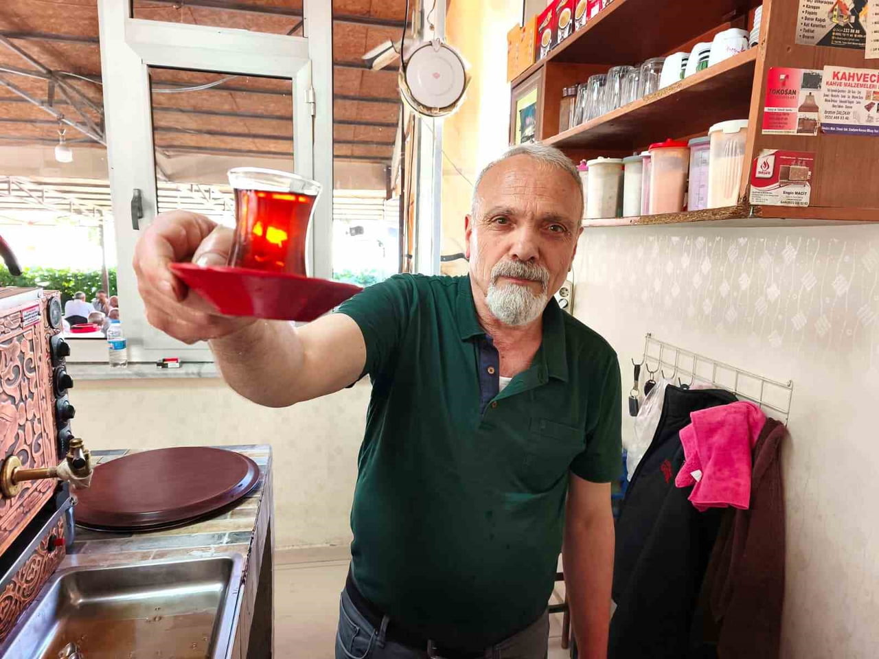 ALAATTİN BOZTAŞ, BİR YANDAN ÇAYCILIK YAPARKEN DİĞER YANDAN DA ANLIK OLARAK SÖYLEDİĞİ ŞİİRLERLE...