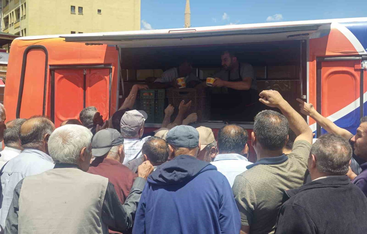 ALACA BELEDİYESİ TARAFINDAN CUMA NAMAZI ÇIKIŞINDA VATANDAŞLARA AŞURE İKRAM EDİLDİ.
