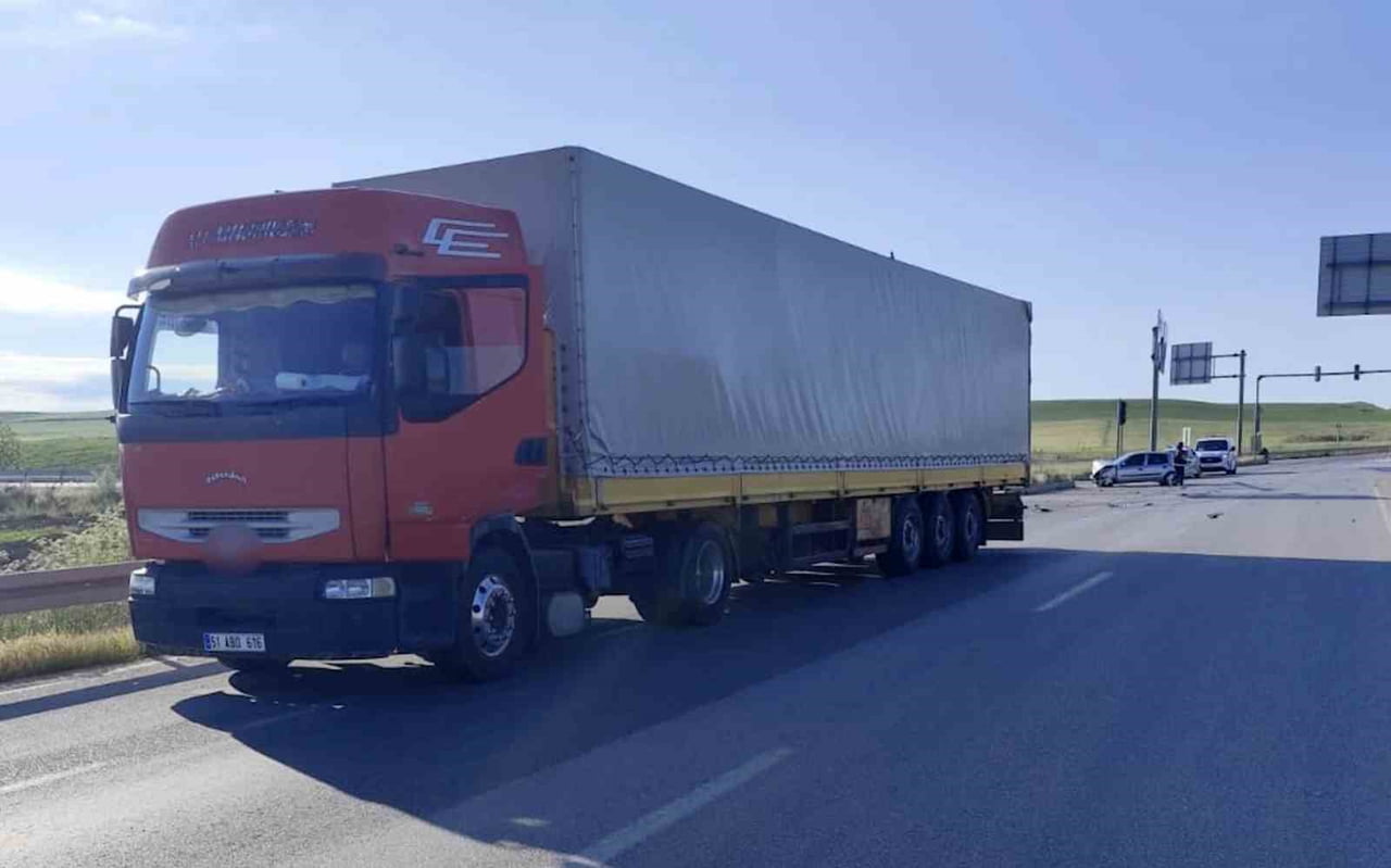 ALACA İLÇESİNDE OTOMOBİL İLE TIRIN KAVŞAKTA ÇARPIŞMASI NETİCESİNDE MEYDANA GELEN KAZADA 4 KİŞİ...