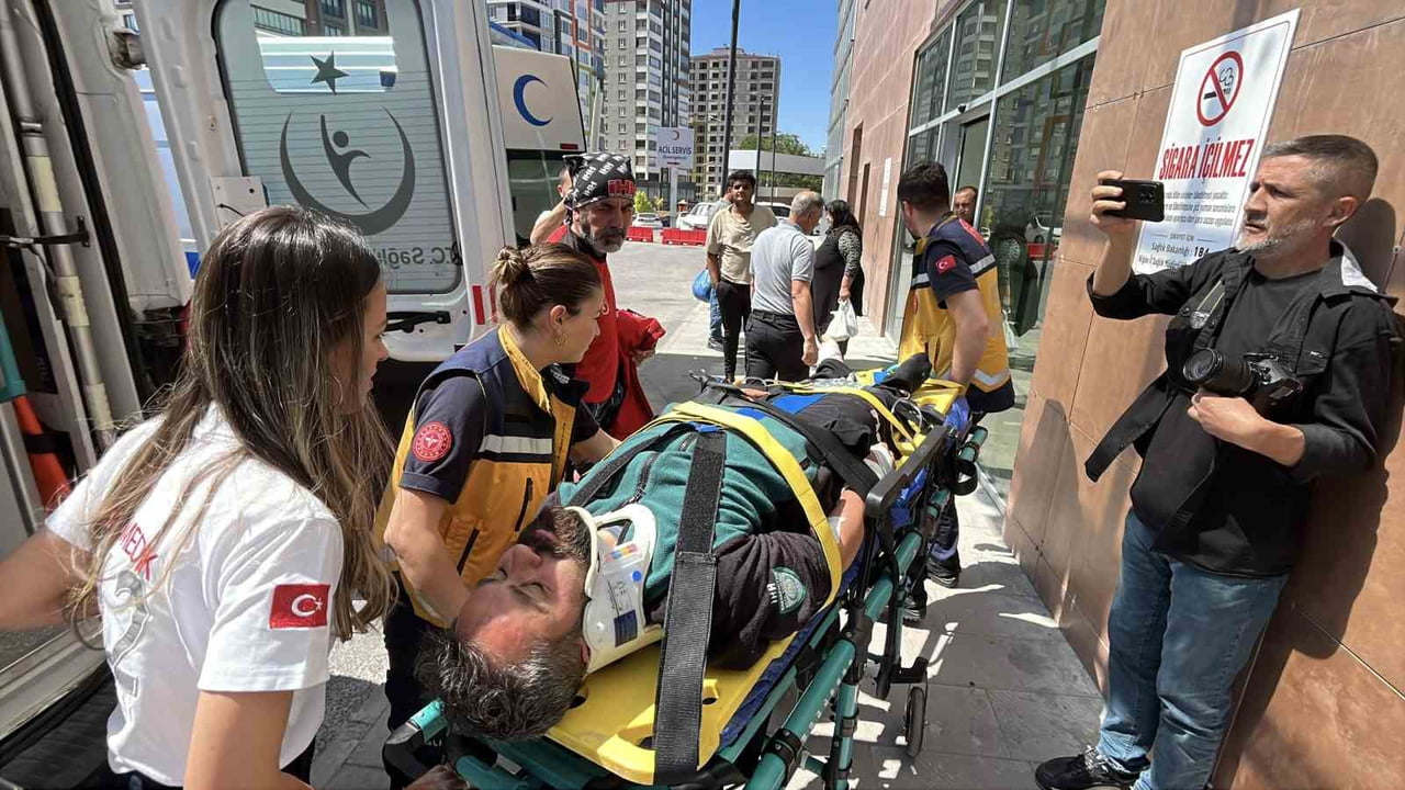ALADAĞLAR'DA MAHSUR KALAN DAĞCI HELİKOPTERLE KURTARILDI