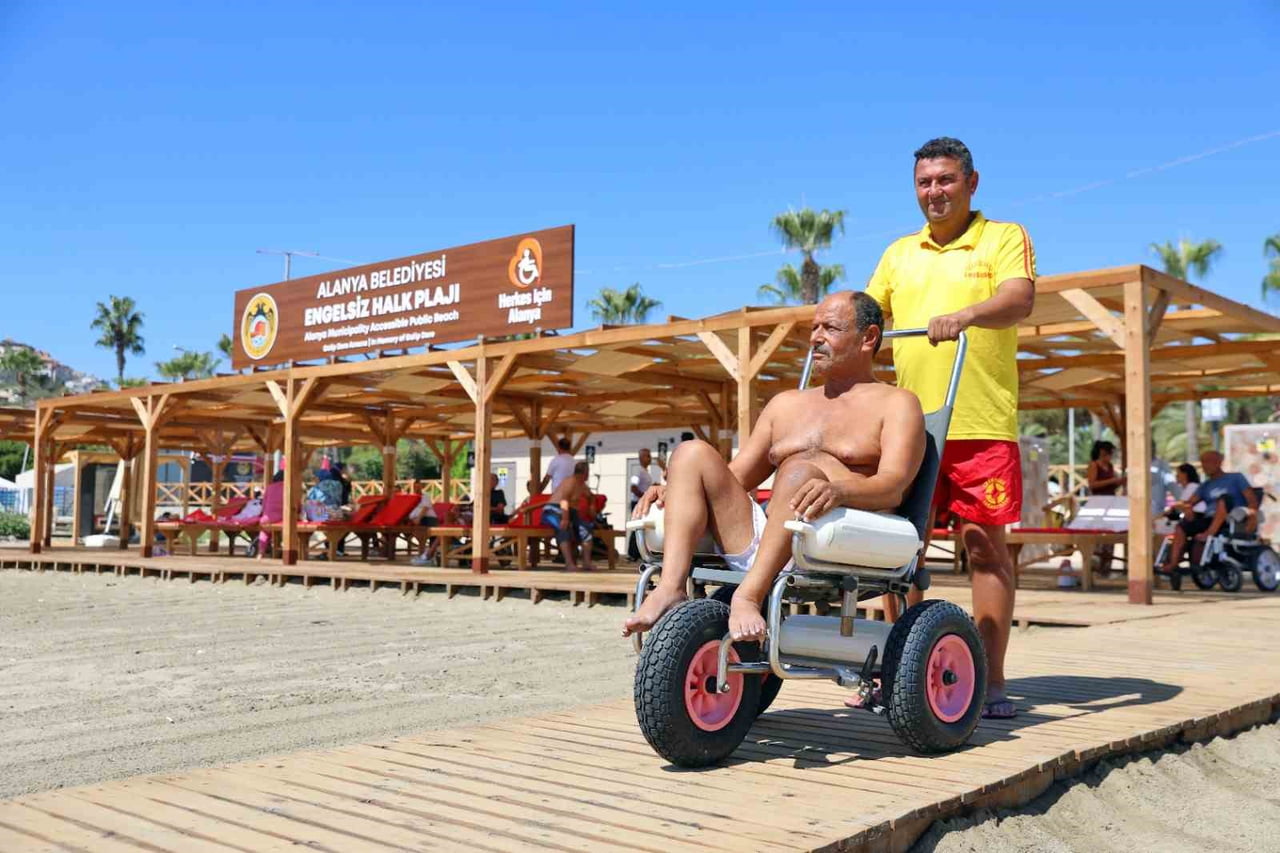 ALANYA BELEDİYESİ, KENTİN FARKLI NOKTALARINDA HİZMET VEREN HALK PLAJLARIYLA VATANDAŞLARA KONFORLU...