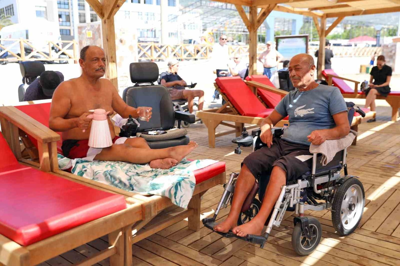 ALANYA BELEDİYESİ, KENTİN FARKLI NOKTALARINDA HİZMET VEREN HALK PLAJLARIYLA VATANDAŞLARA KONFORLU...