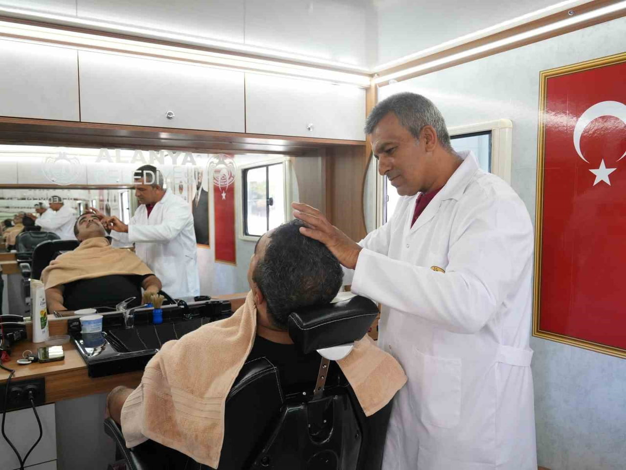 ALANYA BELEDİYESİ KIRSAL HİZMETLER MÜDÜRLÜĞÜ TARAFINDAN HAYATA GEÇİRİLEN MOBİL KUAFÖR ARACI HİZMET...