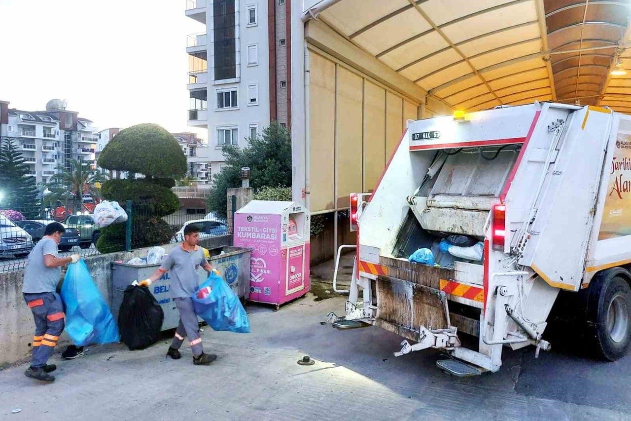 ALANYA BELEDİYESİ TEMİZLİK İŞLERİ MÜDÜRLÜĞÜ EKİPLERİ, VATANDAŞLARIN BAYRAMI TEMİZ VE SAĞLIKLI BİR...