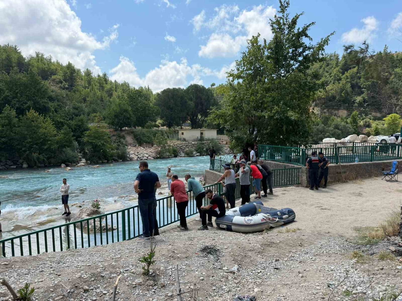 ALARA ÇAYI'NA GİREN VE AKINTIYA KAPILARAK KAYBOLAN 25 YAŞINDAKİ GENCİ BULMAK İÇİN ARAMA ÇALIŞMASI...