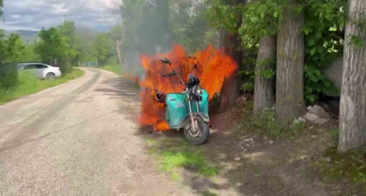 ALEV TOPUNA DÖNEN MOTOSİKLETTEN PATLAMA SESLERİ YÜKSELDİ.