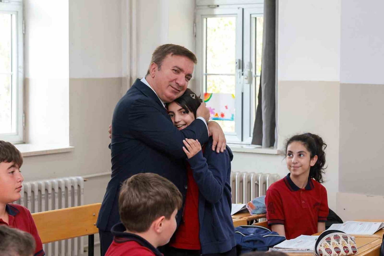 ALİ AYDOĞDU KENDİSİNİ OKULA DAVET EDEN ÖĞRENCİNİN SINIFINA KONUK OLDU