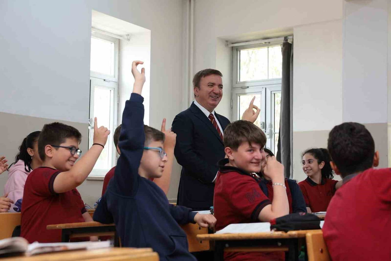 ALİ AYDOĞDU KENDİSİNİ OKULA DAVET EDEN ÖĞRENCİNİN SINIFINA KONUK OLDU