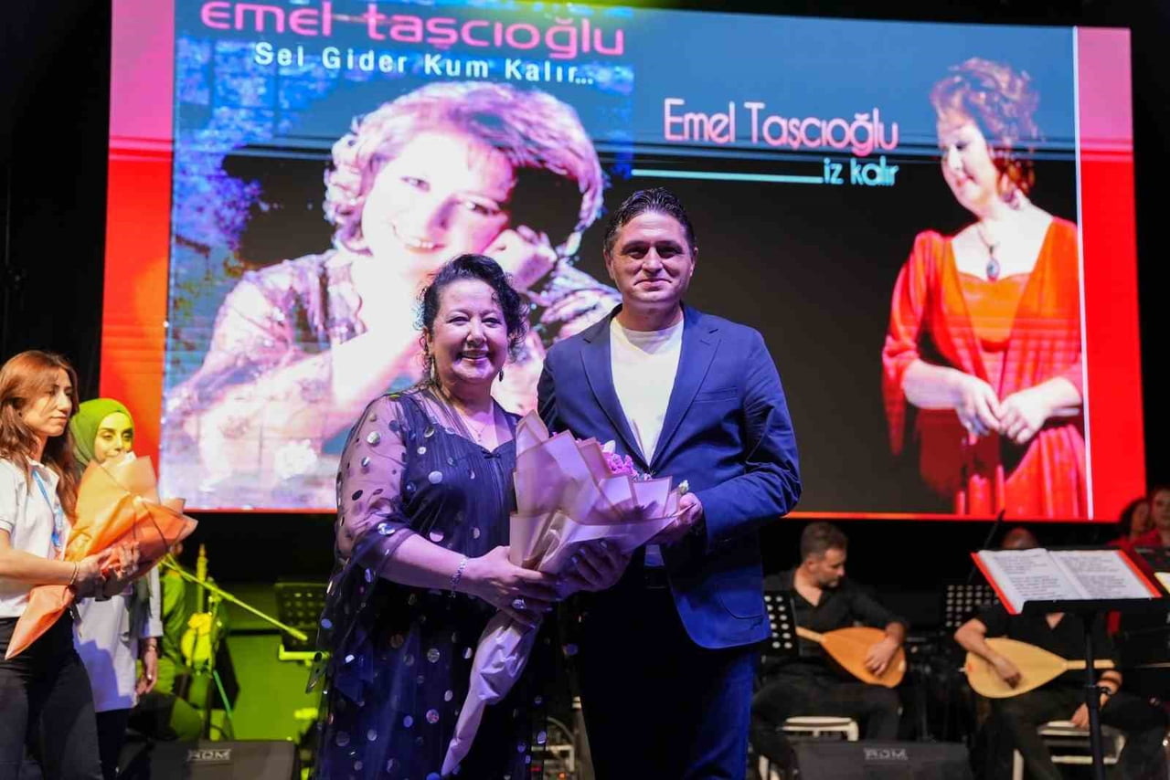 ALİAĞA BELEDİYE BAŞKANI SERKAN ACAR, EMEL TAŞÇIOĞLU'NA ÇİÇEK TAKDİM ETTİ.