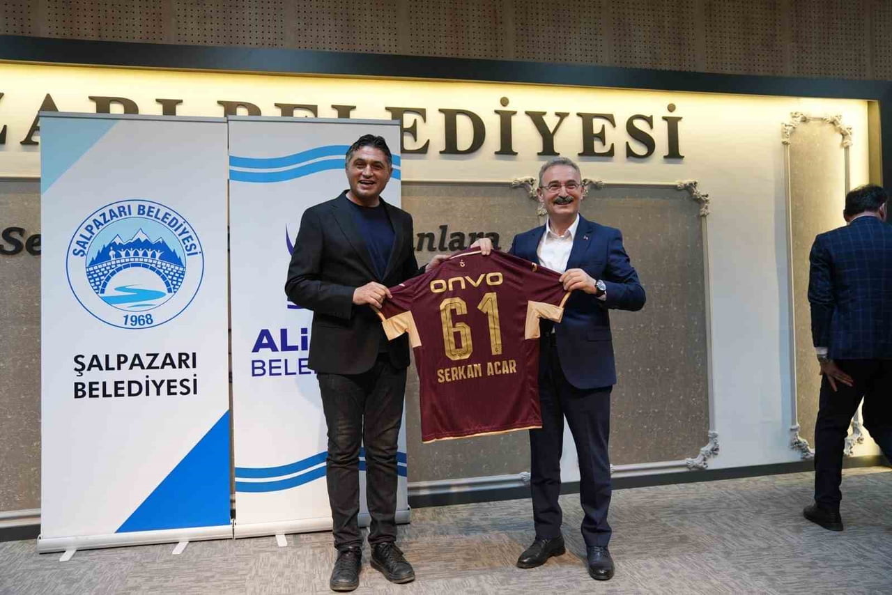 ALİAĞA BELEDİYE BAŞKANI SERKAN ACAR (SAĞDA) VE ŞALPAZARI BELEDİYE BAŞKANI REFİK KURUKIZ (SOLDA)...