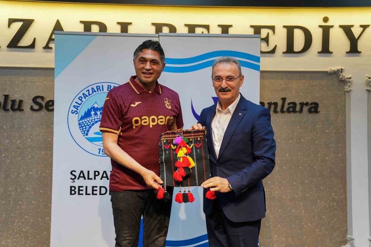 ALİAĞA BELEDİYE BAŞKANI SERKAN ACAR (SAĞDA) VE ŞALPAZARI BELEDİYE BAŞKANI REFİK KURUKIZ (SOLDA)...