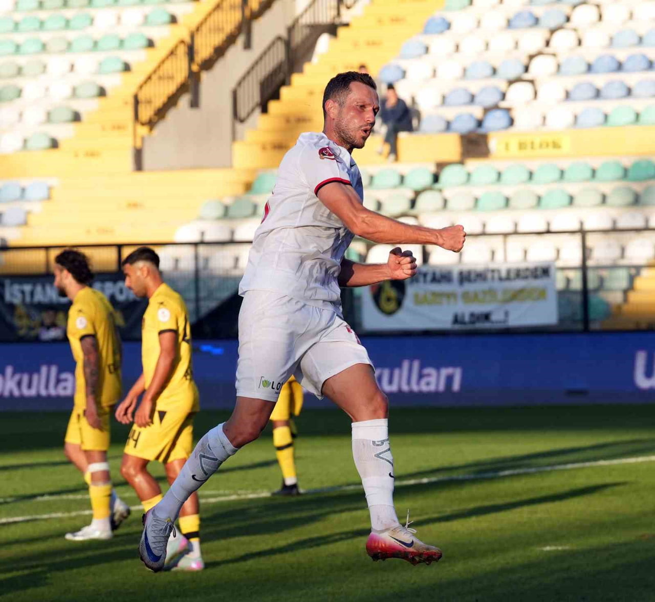 ALİAĞA FK'NIN, GEÇTİĞİMİZ SEZON ÇORUM FK'DA FORMA GİYEN TECRÜBELİ ORTA SAHA OYUNCUSU OĞUZ GÜRBULAK...