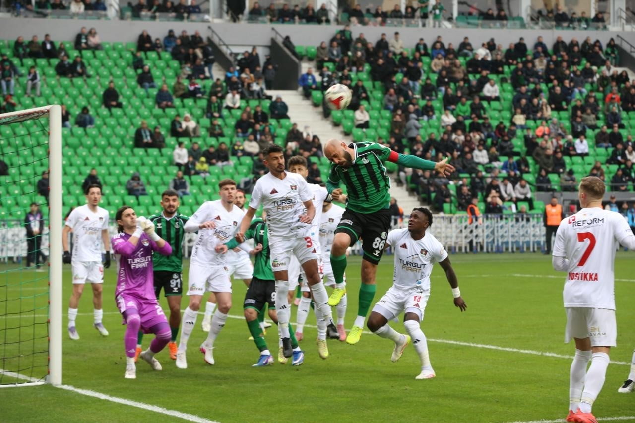 ALİAĞA FK, BURAK BEKAROĞLU İLE İLGİLENİYOR  (EN ÖNDEKİ 86 NUMARALI OYUNCU)