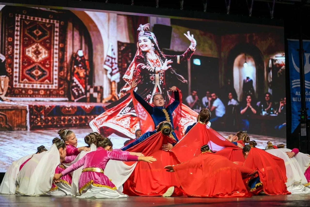 ALİAĞALILAR SANAT VE DANSIN BÜYÜSÜNDE BULUŞTU