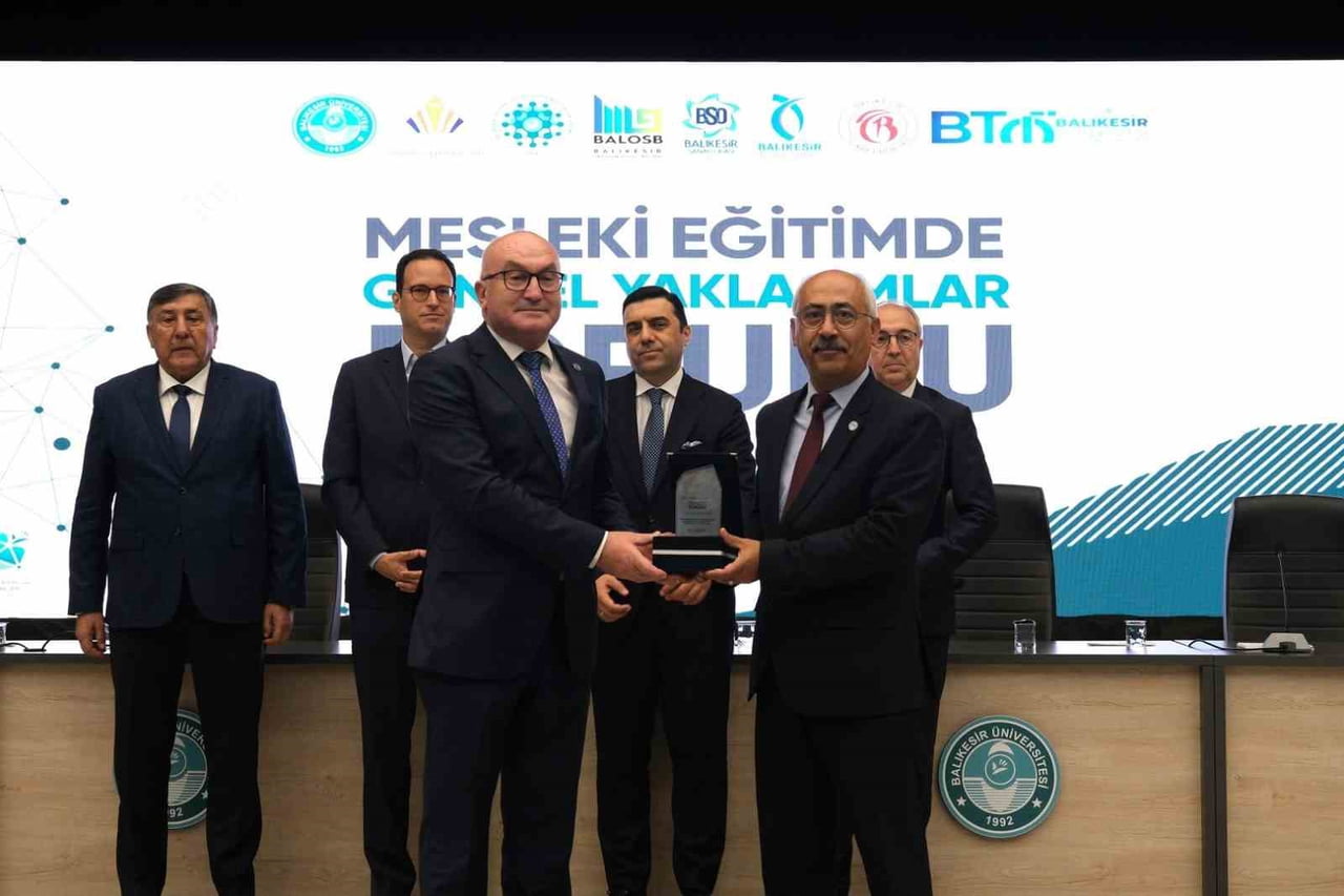 ALIKESİRLİ İŞ İNSANLARI "MESLEKİ EĞİTİMDE ÜNİVERSİTE-SANAYİ İŞ BİRLİĞİ" PANELİNDE ÖĞRENCİLERLE...