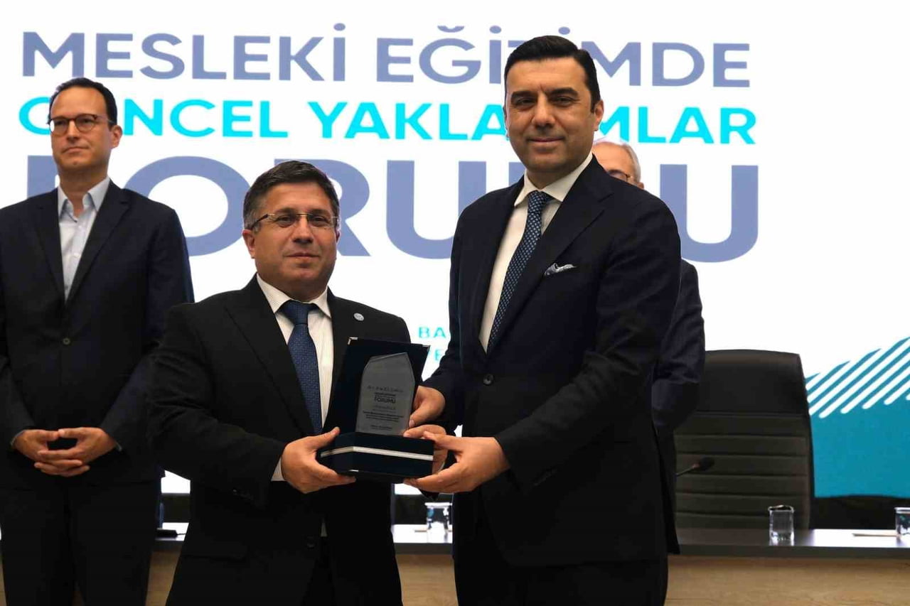 ALIKESİRLİ İŞ İNSANLARI "MESLEKİ EĞİTİMDE ÜNİVERSİTE-SANAYİ İŞ BİRLİĞİ" PANELİNDE ÖĞRENCİLERLE...