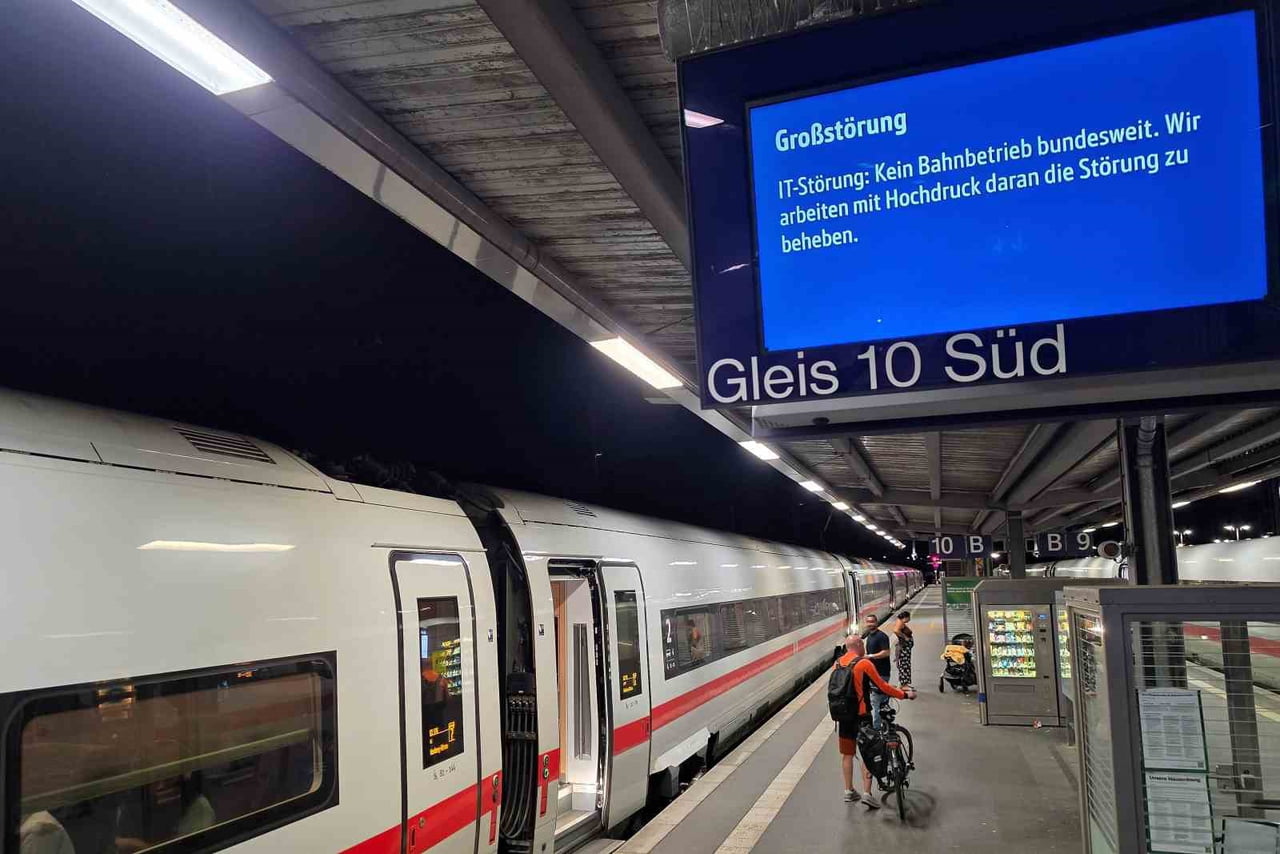 ALMANYA'DA MAKİNİSTLER İLE SİNYAL MERKEZLERİ ARASINDAKİ İLETİŞİMİ SAĞLAYAN DİJİTAL TREN TELSİZ...