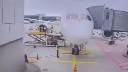 Almanya’daki Frankfurt Havalimanı’nda Lufthansa’ya ait Boeing 787 yolcu uçağının ön iniş takımı...