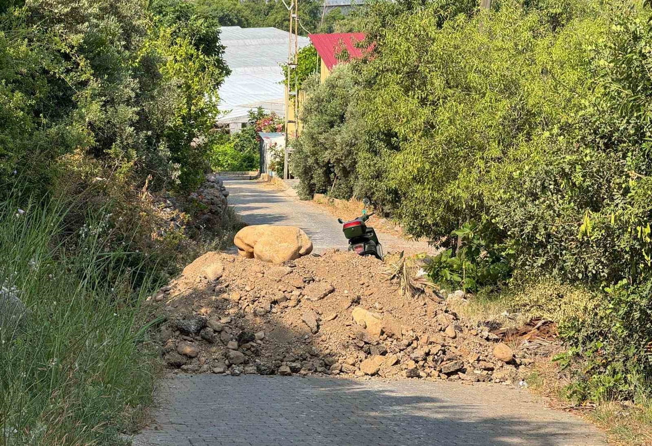 ALTERNATİF YOLUN BAZI NOKTALARINA TOPRAK DÖKÜLDÜ.