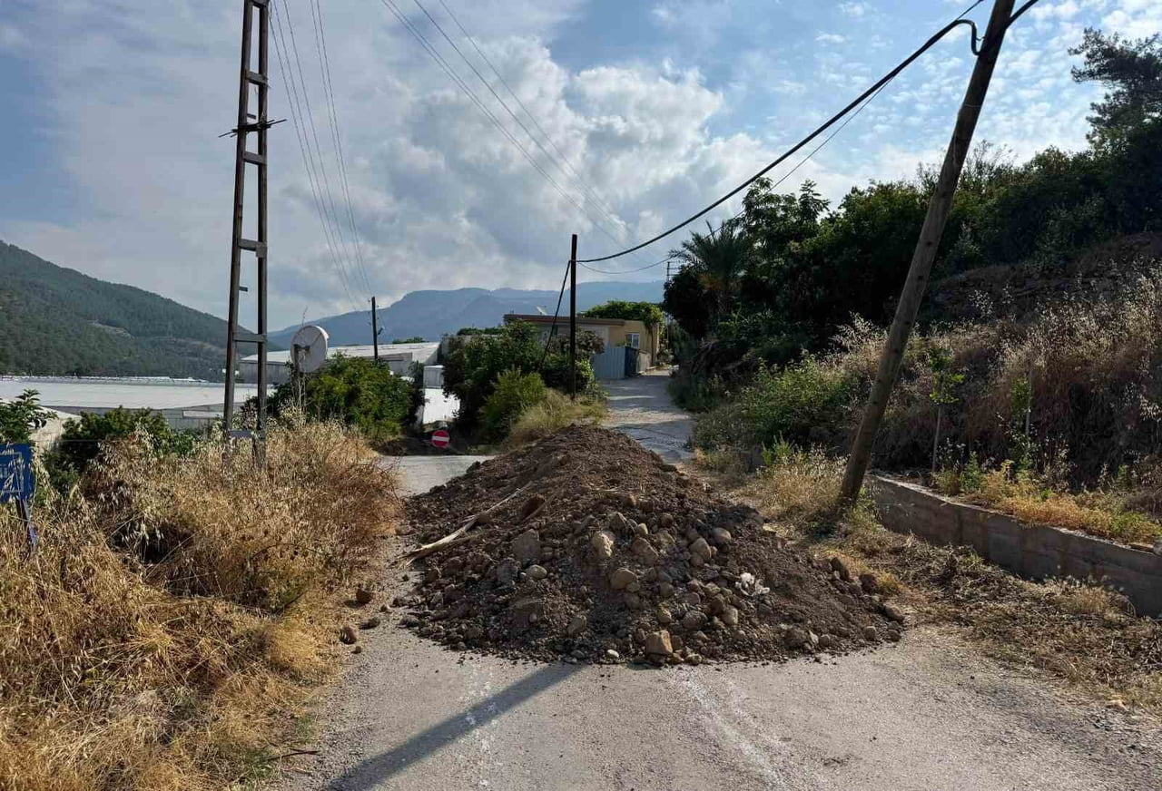 ALTERNATİF YOLUN BAZI NOKTALARINA TOPRAK DÖKÜLDÜ.